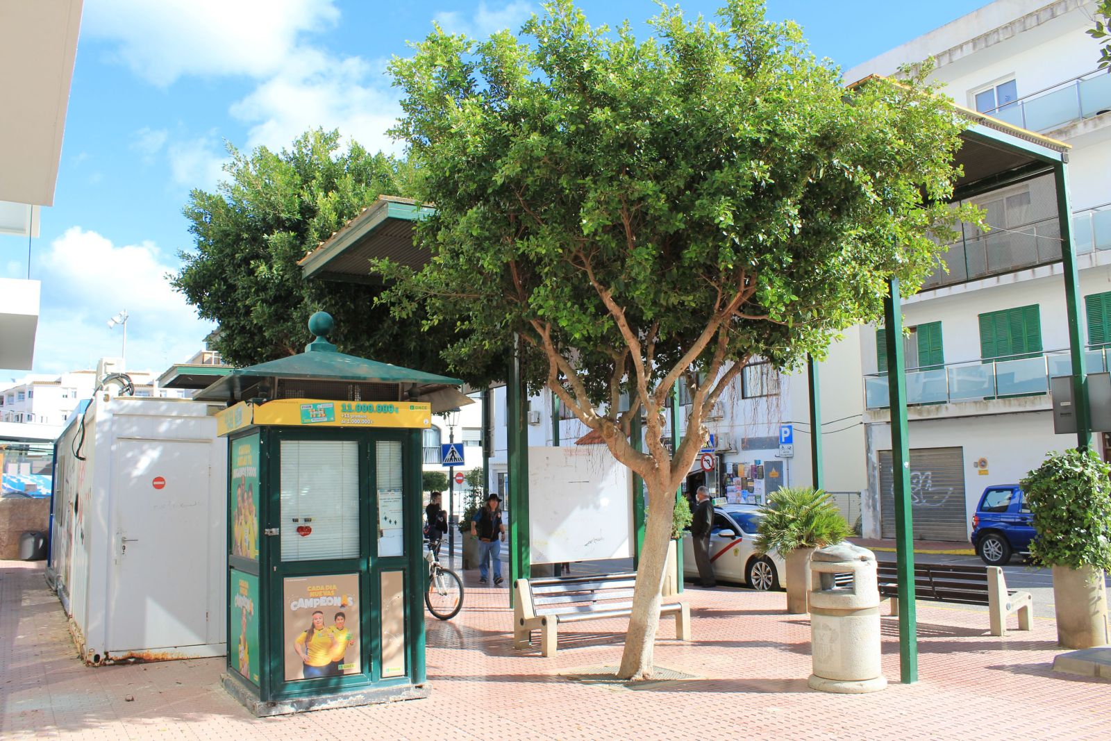 Salen a licitación las obras para eliminar barreras arquitectónicas y renovar las zonas de venta de tiques y de espera de la parada de autobús de Santa Eulària