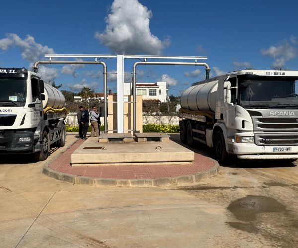 Santa Eulària des Riu y ABAQUA promueven el uso del dispensador de agua desalada ubicado en el municipio