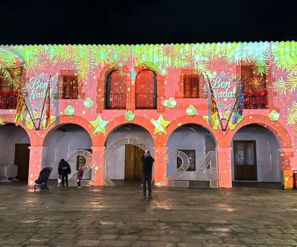 L'ajuntament de Santa Eulària es vesteix de color amb un vídeo mapping nadalenc