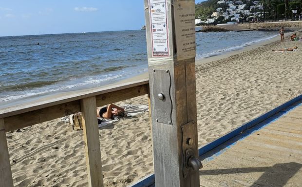 Santa Eulària cierra las duchas de las playas y restringe el caudal de agua en los lavapiés y los jardines municipales