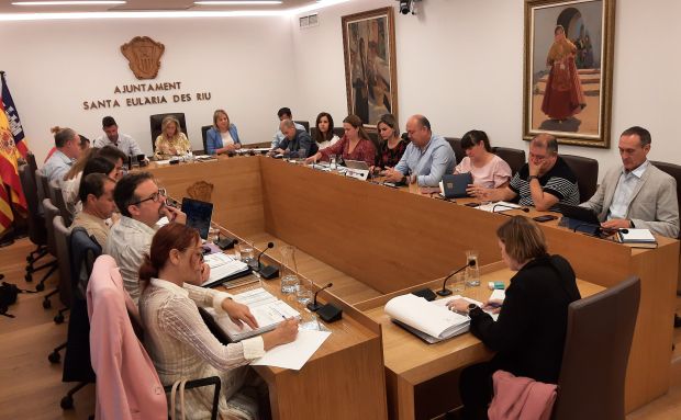 El Pleno aprueba ceder un solar en Santa Gertrudis para una casa cuartel de la Guardia Civil, el proyecto de presupuestos para 2024 y varias medidas para una gestión más eficiente del agua