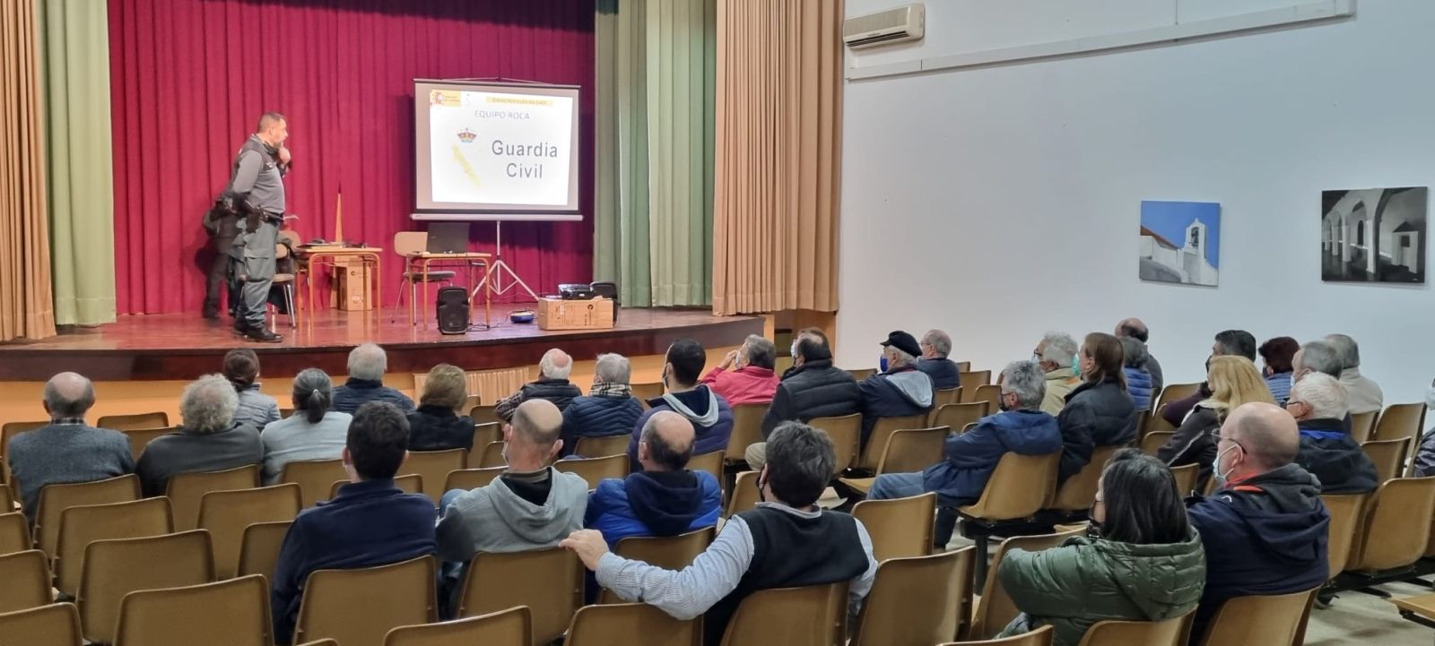 70 residentes en Sant Carles acuden a una charla de la Guardia Civil para prevenir robos en casas en entornos rurales   