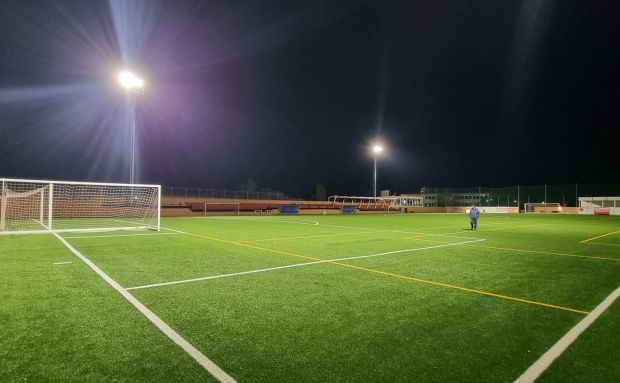 La renovación del alumbrado de tres campos de futbol municipales permitirán evitar emitir unas 80 toneladas de CO2 al año