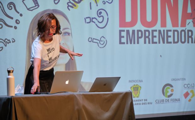 Más de medio centenar de personas siguen la charla de Sol Aguirre sobre empoderamiento a mujeres emprendedoras