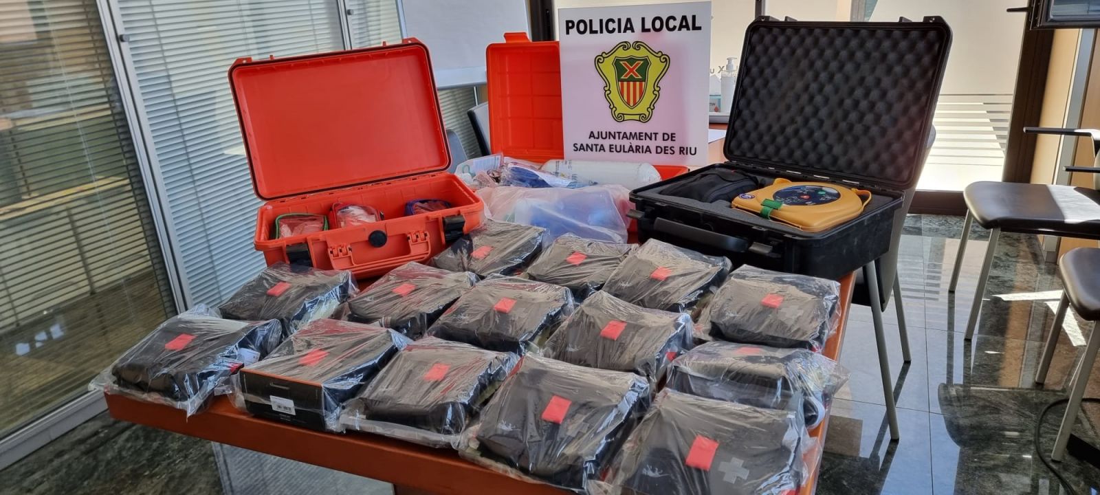 La Policía Local amplía su dotación básica de atención sanitaria con 20 botiquines para combatir hemorrágias