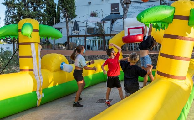 El II Joves al carrer cierra este sábado en Sant Carles con circo, shooting games y un concurso para elegir la imagen de las fiestas de la población