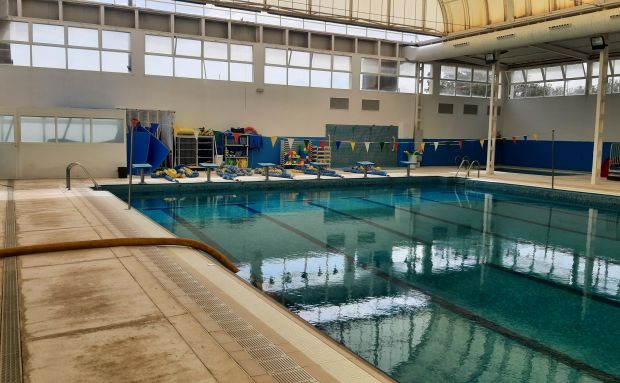 Santa Eulària destina el agua del vaciado de la piscina municipal a la balsa de sa Rota para su aprovechamiento en el riego