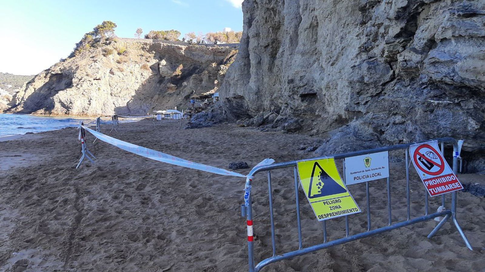 Vallada parte de la playa de s’Aigua Blanca para garantizar la seguridad por el riesgo de desprendimientos