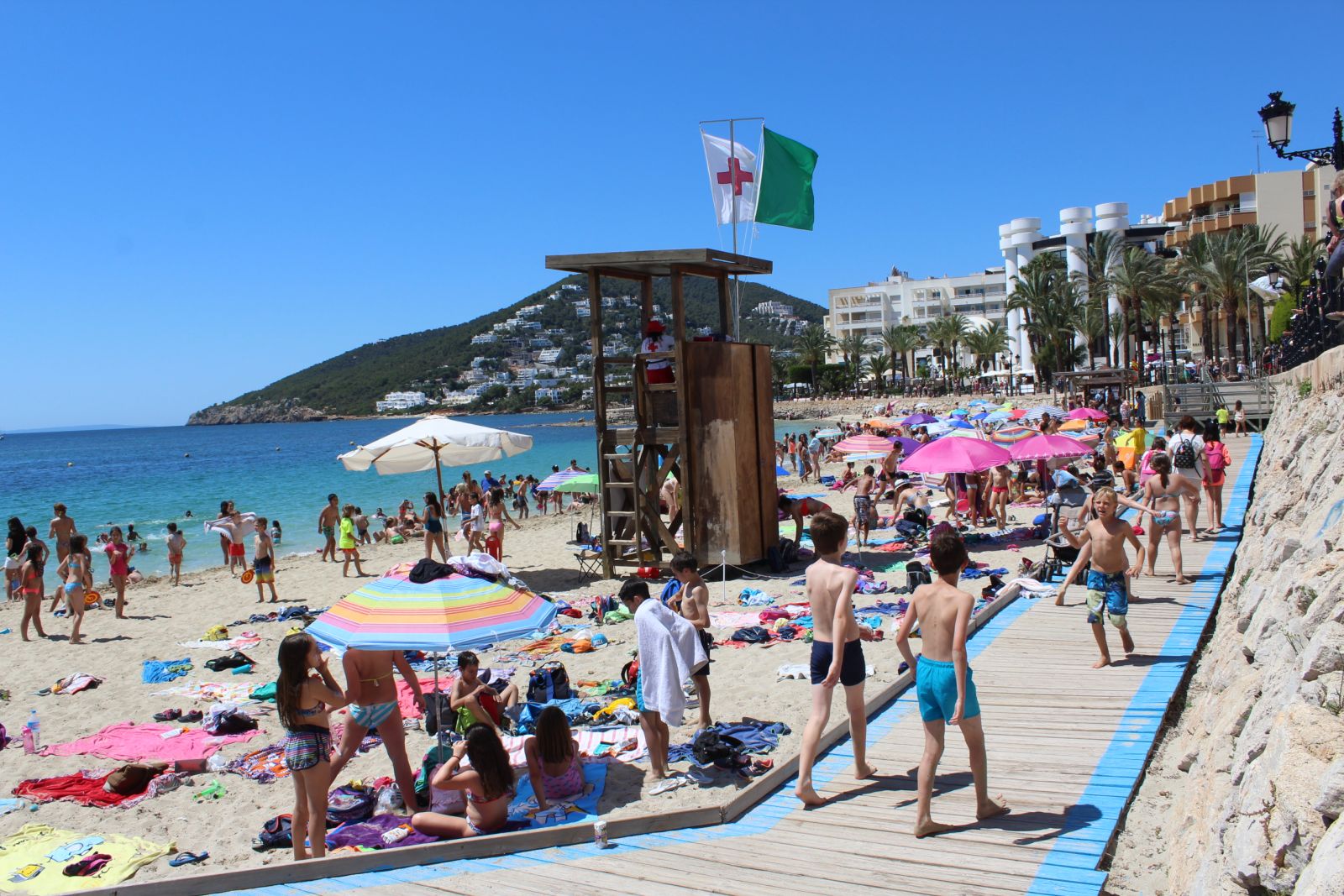 El servicio de salvamento en playas aumenta sus efectivos hasta los 30 socorristas y se crea en es Canar el tercer punto de baño adaptado del municipio