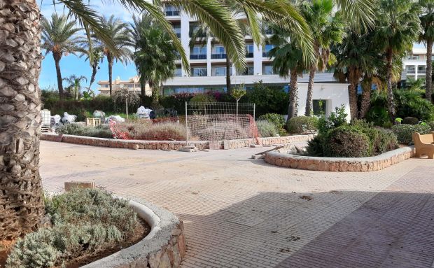 Work started to reduce water consumption in the planters of Santa Eulària Promenade