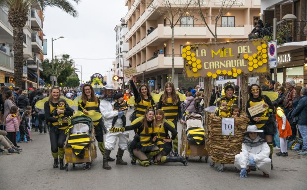 La Rúa de Carnaval de Santa Eulària des Riu, un éxito de color y participación a pesar del mal tiempo