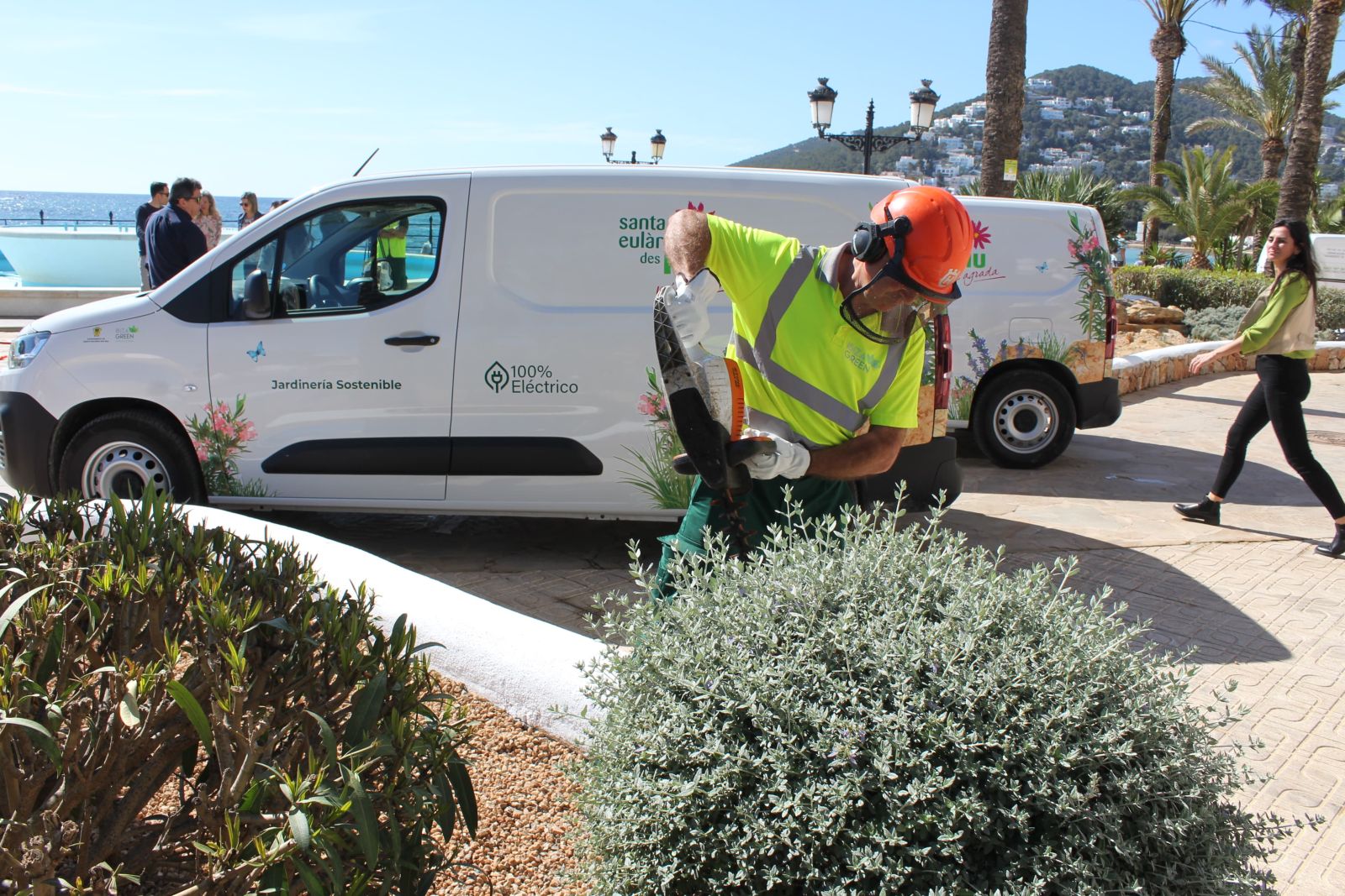 Santa Eulària des Riu gardening service reinforces its commitment to sustainability with the incorporation of four vans and several electric tools, which produce less pollution and noise