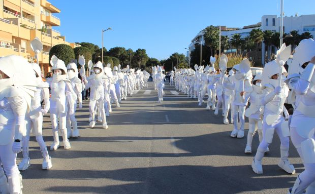 Unas 650 personas participan en una Rúa de Carnaval multitudinaria y con un especial recuerdo para Ucrania