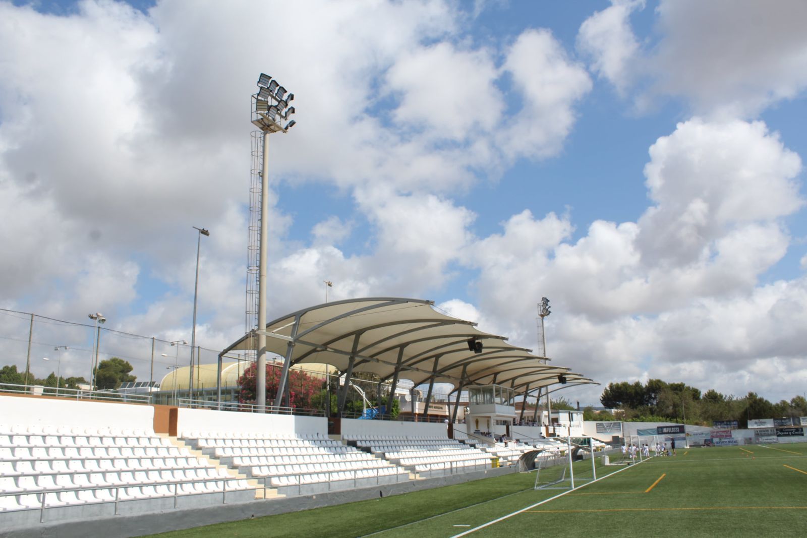 Finaliza la renovación del alumbrado del campo de fútbol de Santa Eulària que permite reducir el consumo en un 41%