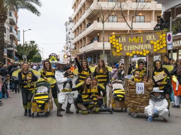 La Rúa de Carnaval de Santa Eulària des Riu, un éxito de color y participación a pesar del mal tiempo