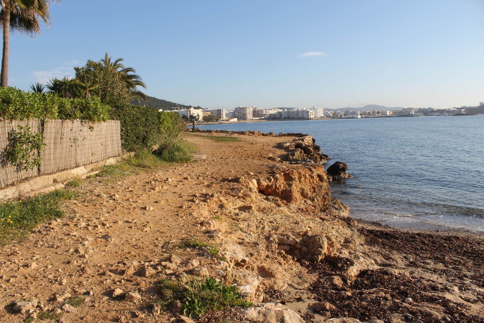 Antes de final de año se iniciarán los trabajos para la realización del sendero litoral de es Puig d’en Fita/Siesta para mejorar su accesibilidad, la seguridad y la estética