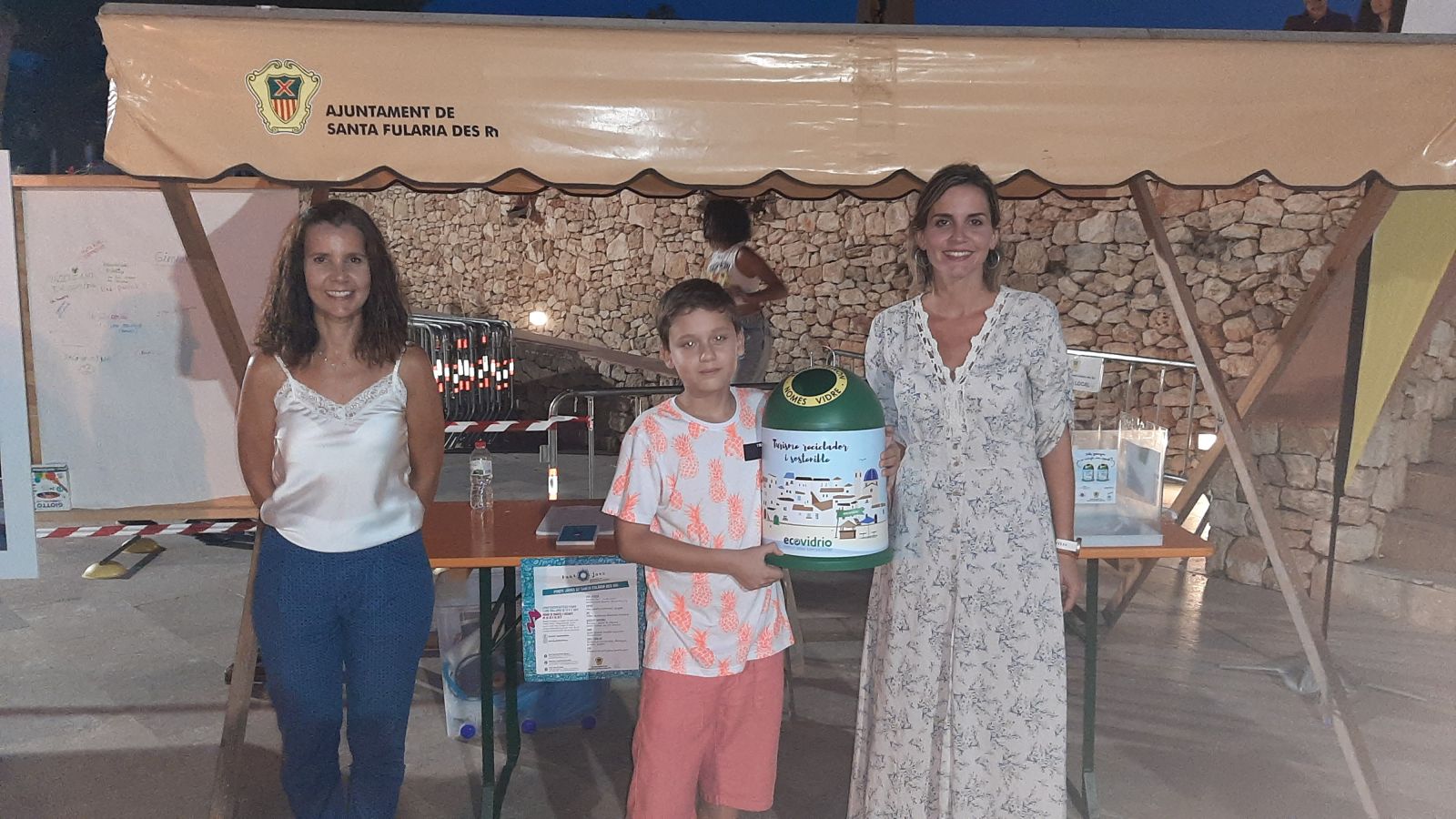 Dos pequeños ases del reciclaje tienen ya su mini iglú para retornar vidrio gracias a Santa Eulària des Riu y Ecoembes