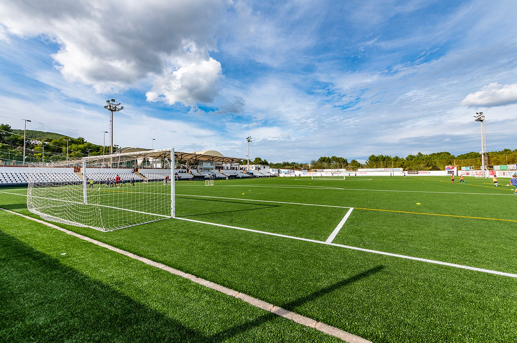 Campo de fútbol de césped artificial