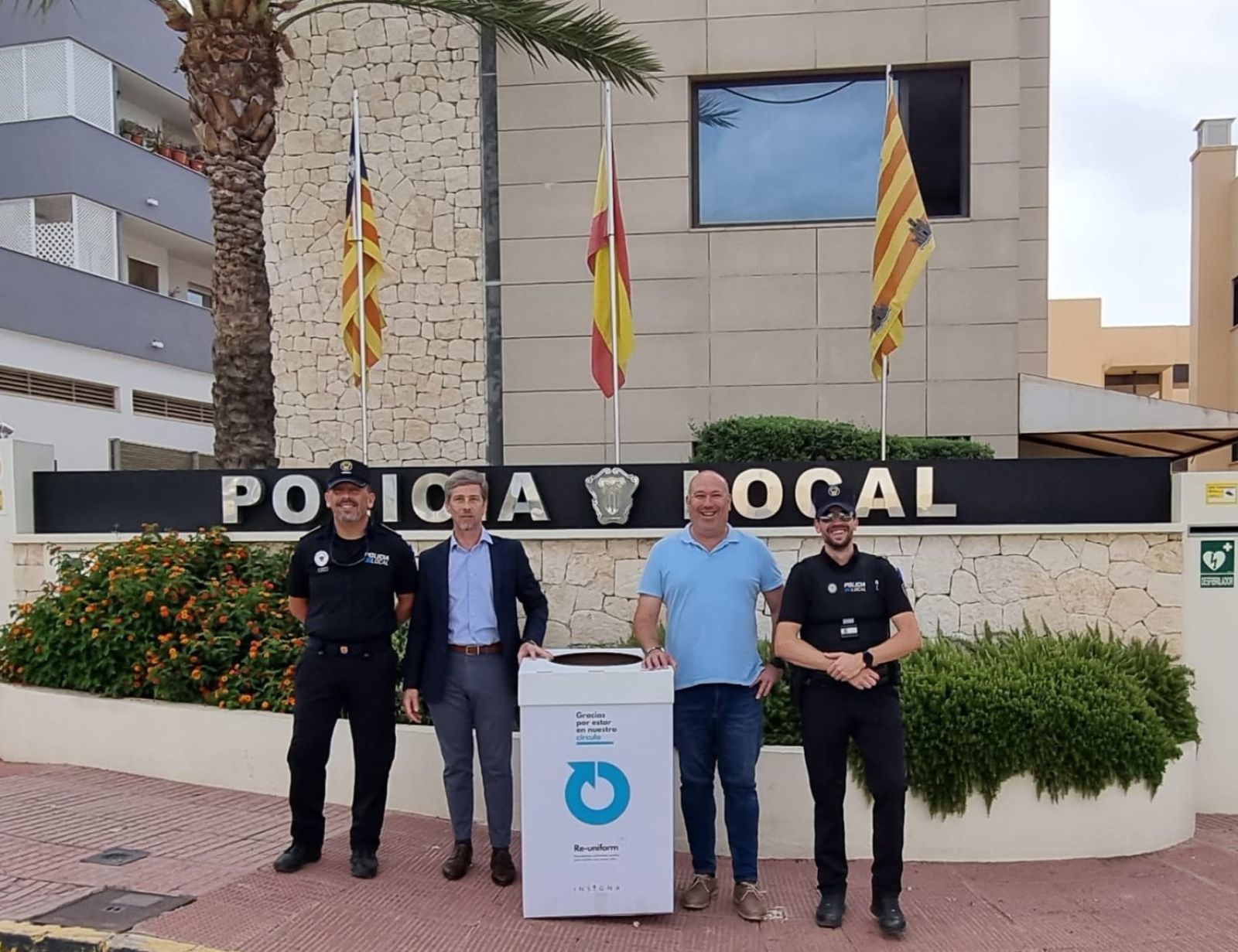 La Policía Local de Santa Eulària se equipará con uniformes reciclables y elaborados con un tejido fabricado con plásticos recogidos del mar