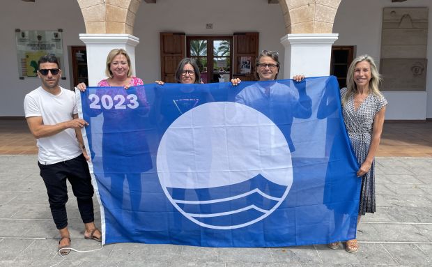 Santa Eulària entrega las banderas azules a los concesionarios de es Canar, es Figueral y Cala Llenya