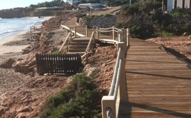 Finalizada la pasarela que facilita la accesibilidad y la movilidad peatonal entre Cala Llenya y es Canar