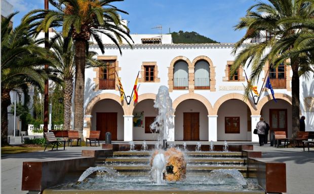 Santa Eulària des Riu y el Consell firmarán un acuerdo para facilitar los embargos en toda la isla de Ibiza que puede suponer más de un millón de euros al año en recaudación