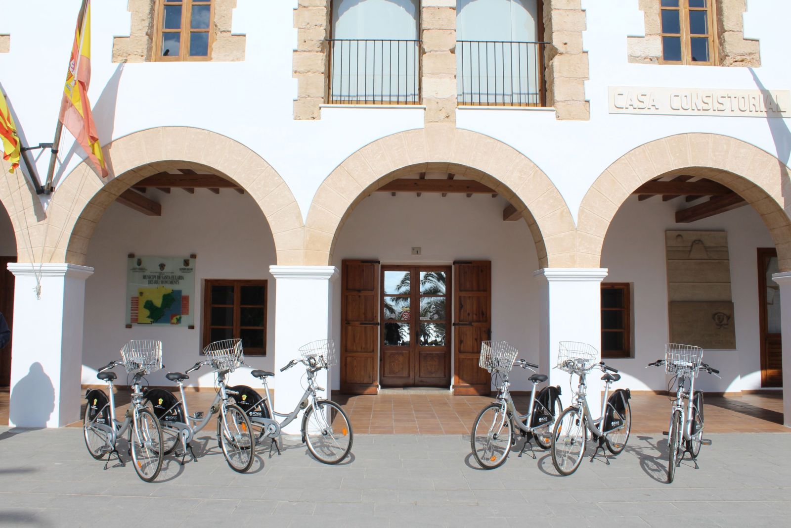 El Ayuntamiento de Santa Eulària des Riu cede bicicletas a sus trabajadores para que puedan desplazarse de forma más ecológica y saludable