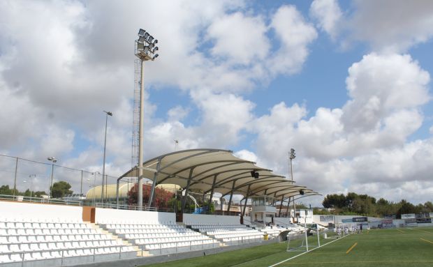 Finaliza la renovación del alumbrado del campo de fútbol de Santa Eulària que permite reducir el consumo en un 41%