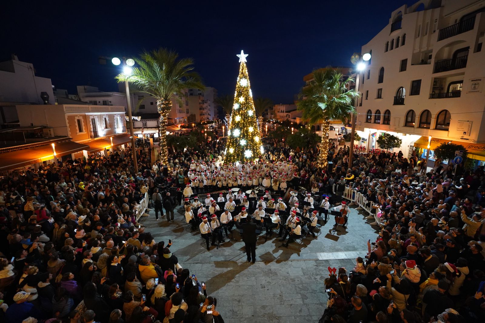 La màgia de la llum i de la música donen la benvinguda al Nadal a Santa Eulària