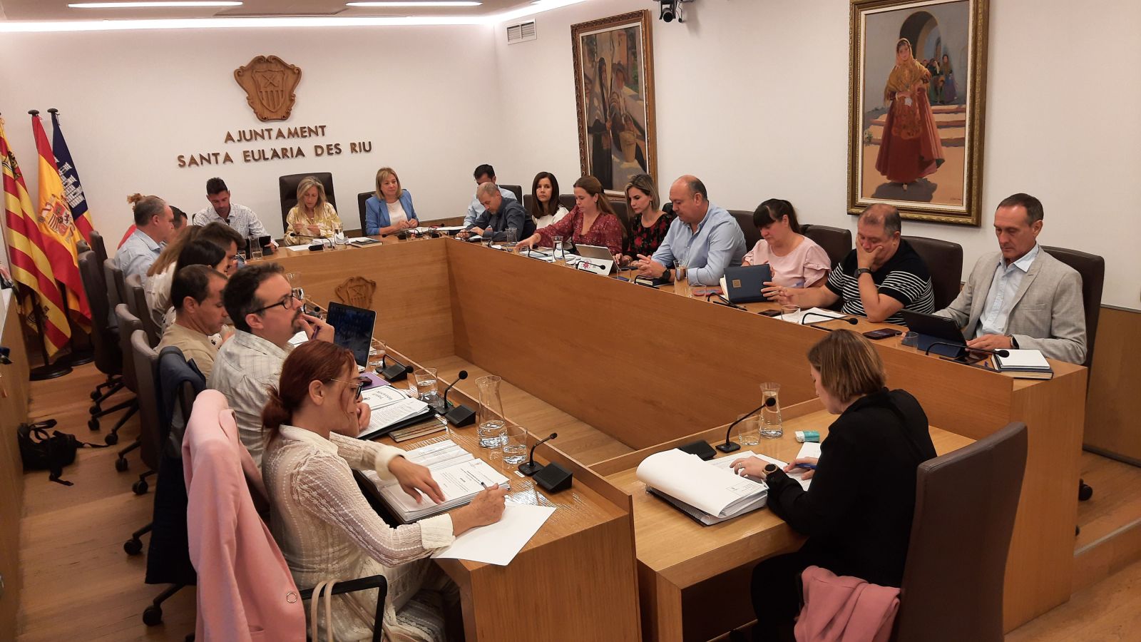 El Pleno aprueba ceder un solar en Santa Gertrudis para una casa cuartel de la Guardia Civil, el proyecto de presupuestos para 2024 y varias medidas para una gestión más eficiente del agua