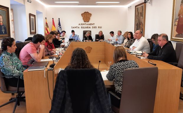 El Pleno aprueba por unanimidad sacar 10 nuevas licencias temporales de taxi y 12 fijas para mejorar la prestación del servicio