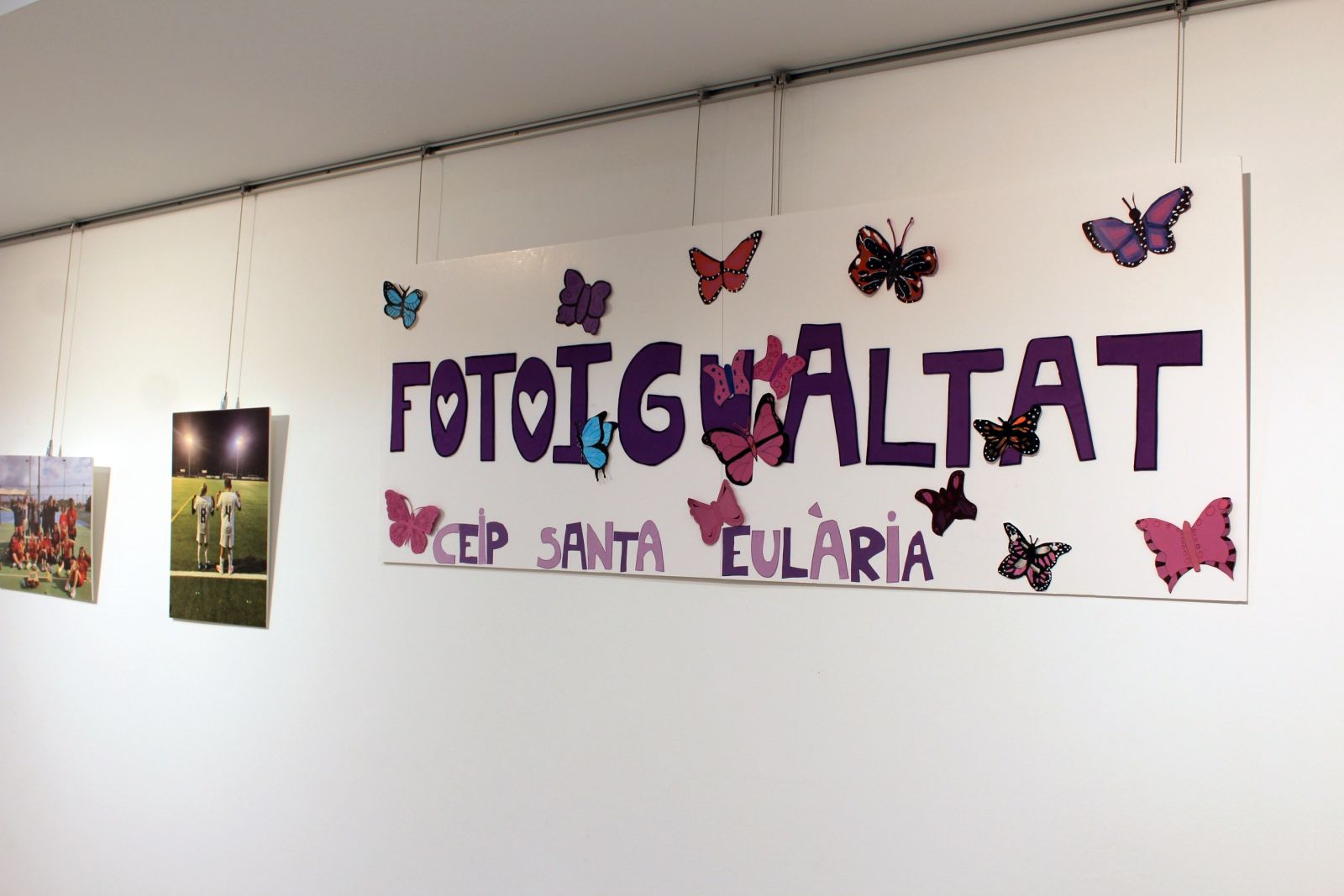 La Sala Sant Jaume 72 acoge un centenar de fotografías y carteles sobre igualdad de los alumnos del colegio Santa Eulària