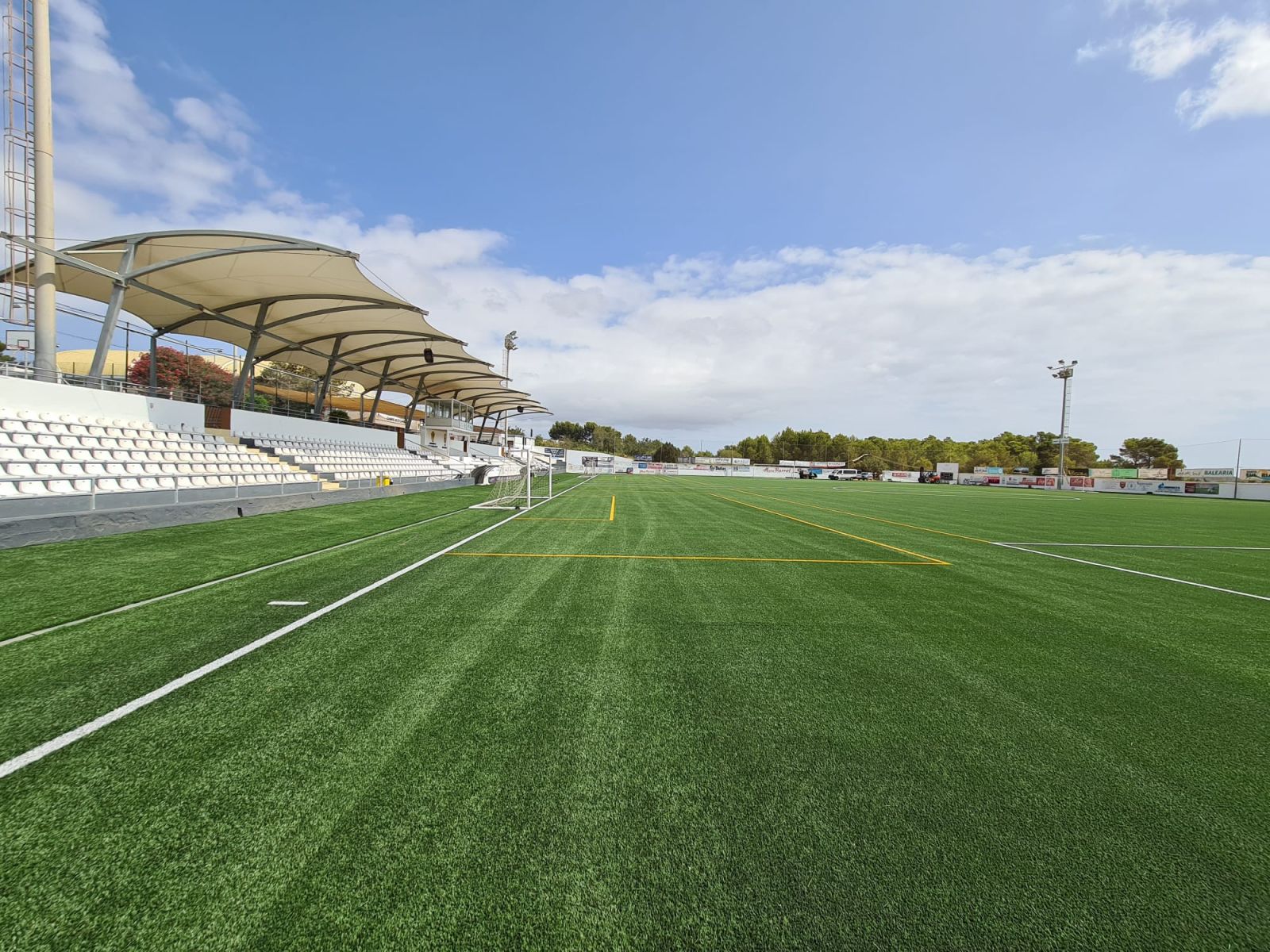 Acaba la sustitución del césped artificial del campo de fútbol de Santa Eulària y la del de Sant Carles se iniciará en los próximos días