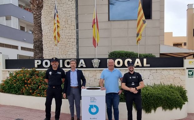 La Policía Local de Santa Eulària se equipará con uniformes reciclables y elaborados con un tejido fabricado con plásticos recogidos del mar