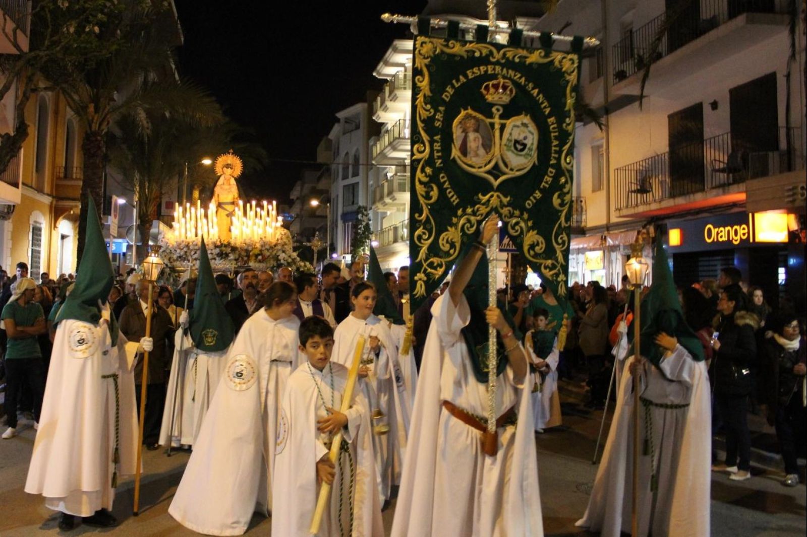 Dispositivos especiales para regular el tráfico y limitar temporalmente el estacionamiento durante la Semana Santa