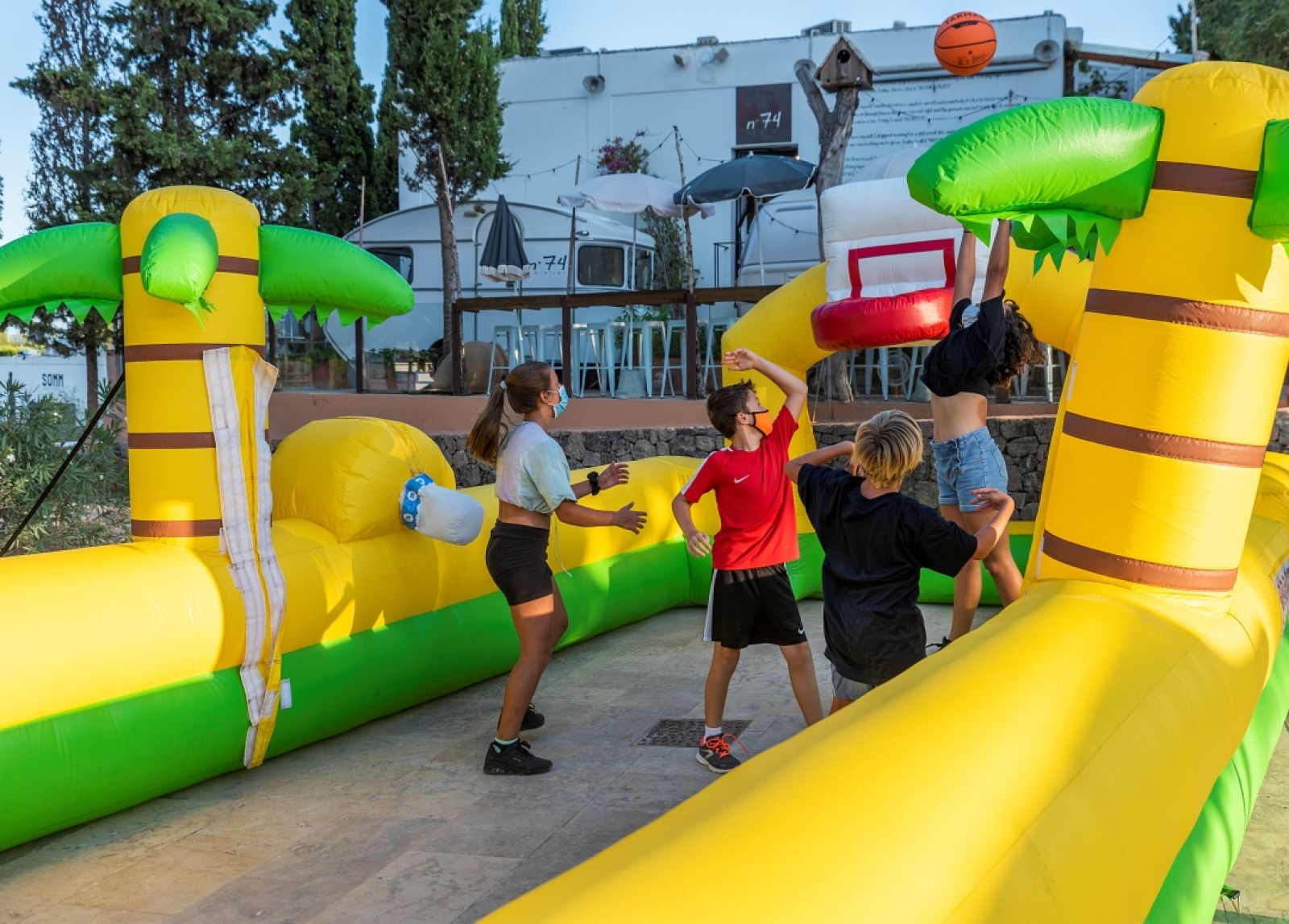 El II Joves al carrer cierra este sábado en Sant Carles con circo, shooting games y un concurso para elegir la imagen de las fiestas de la población