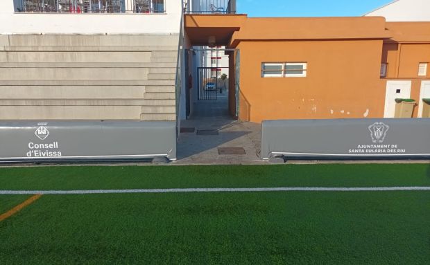 Finaliza la instalación de protecciones en el campo de futbol de es Puig d’en Valls para evitar lesiones graves