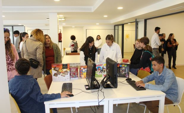 Inaugurado el nuevo Punt Jove de Santa Gertrudis en los bajos de la Escoleta con talleres de ‘totte bag’, chapas, realidad virtual y más actividades