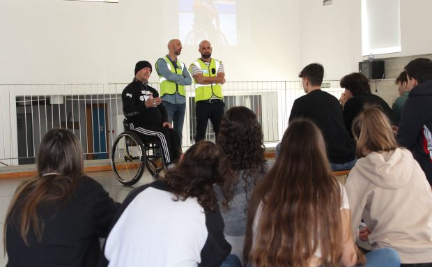 Charlas de seguridad vial para los alumnos del Quartó del Rei con el baloncestista con movilidad reducida Pablo Hempler