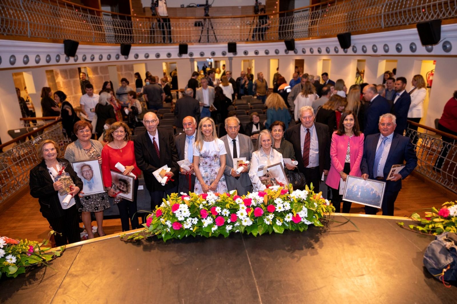 El Teatro España acoge la entrega de la XII Medalla d’Or de Santa Eulària des Riu, concedida a las asociaciones de mayores de las cinco parroquias