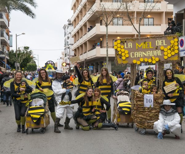 La Rúa de Carnaval de Santa Eulària des Riu, un éxito de color y participación a pesar del mal tiempo