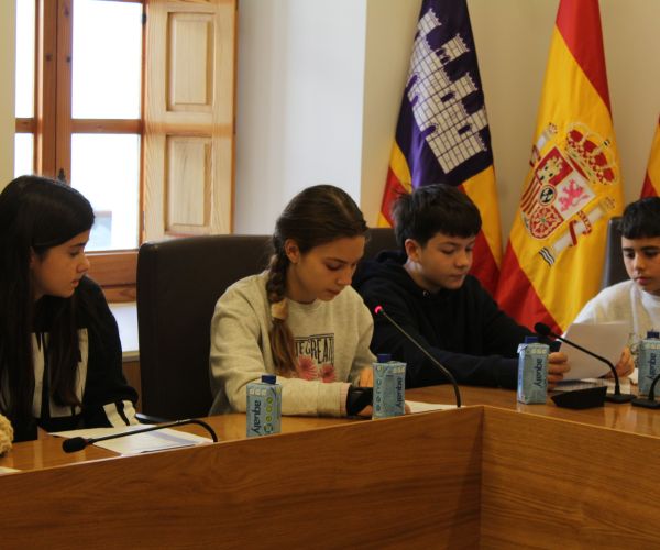 El medi ambient i el benestar de les persones centren el plenari infantil i juvenil de Santa Eulària