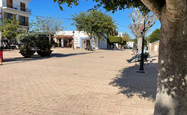 Este miércoles se inician los trabajos para eliminar los tendidos aéreos de la plaza de la Iglesia de Santa Gertrudis de Fruitera