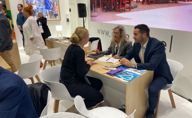 Santa Eulària des Riu presenta la ‘Guía de actividades náuticas’ como novedad principal en la primera jornada de la World Travel Market