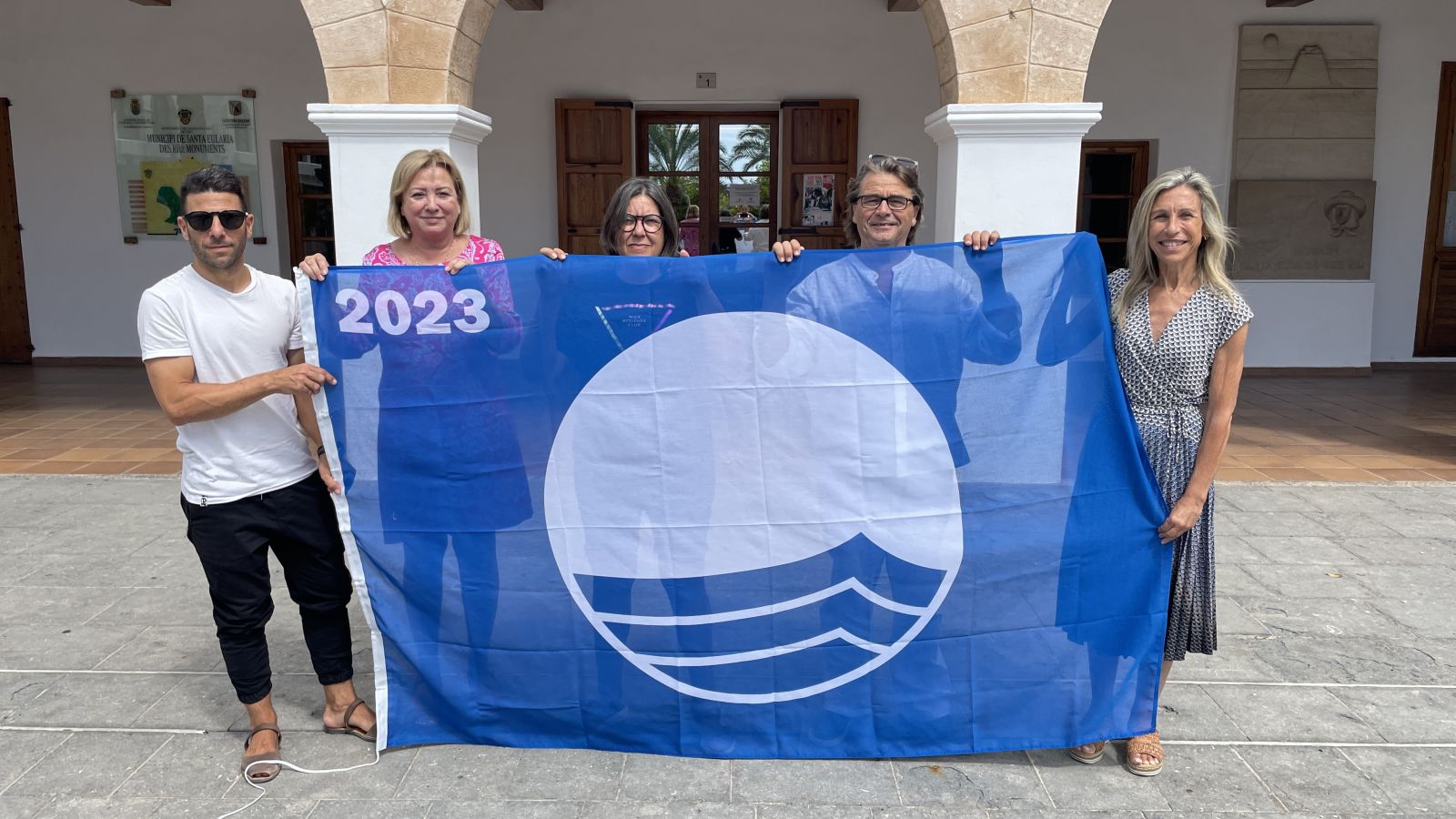 Santa Eulària entrega las banderas azules a los concesionarios de es Canar, es Figueral y Cala Llenya