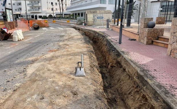 The pedestrianization works of the Es Canar promenade have begun after the postponement agreed with the neighbours so as not to interfere with the season