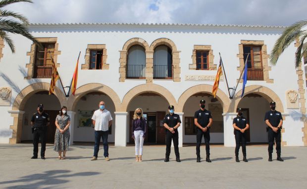 Tres nuevos agentes se incorporan como personal funcionario a la Policía Local de Santa Eulària des Riu