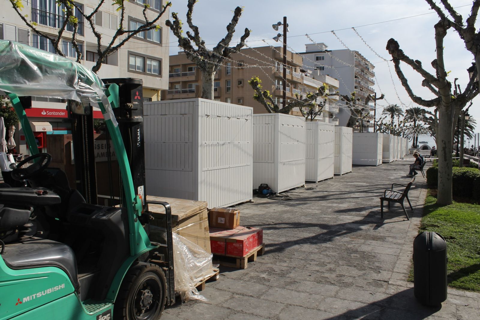 Instal·lació de les noves casetes desmuntables del mercat ambulant de s’Alamera, part del projecte de dinamització econòmica de creació d'un Centre Comercial Obert a Santa Eulària