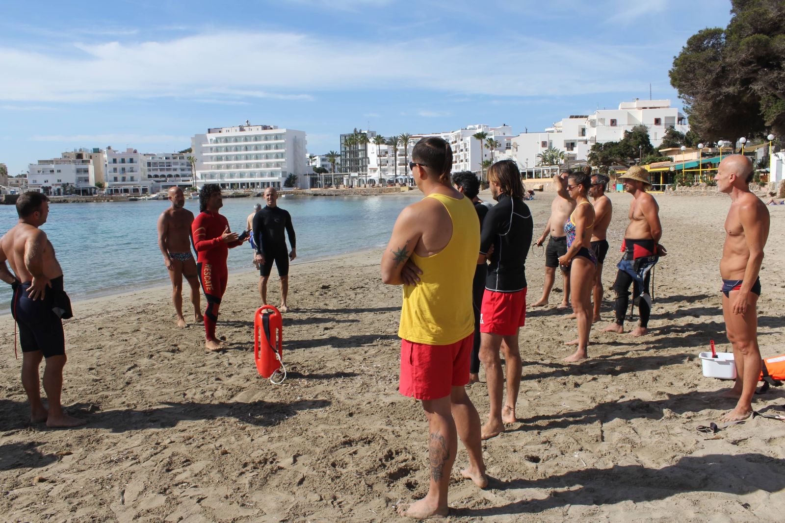 El Socorrismo en playas se inicia el 1 de mayo, rozará los 30 rescatistas y se complementará con baño adaptado para personas con movilidad reducida en tres playas