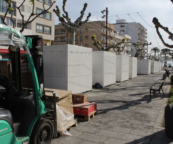 Instal·lació de les noves casetes desmuntables del mercat ambulant de s’Alamera, part del projecte de dinamització econòmica de creació d'un Centre Comercial Obert a Santa Eulària